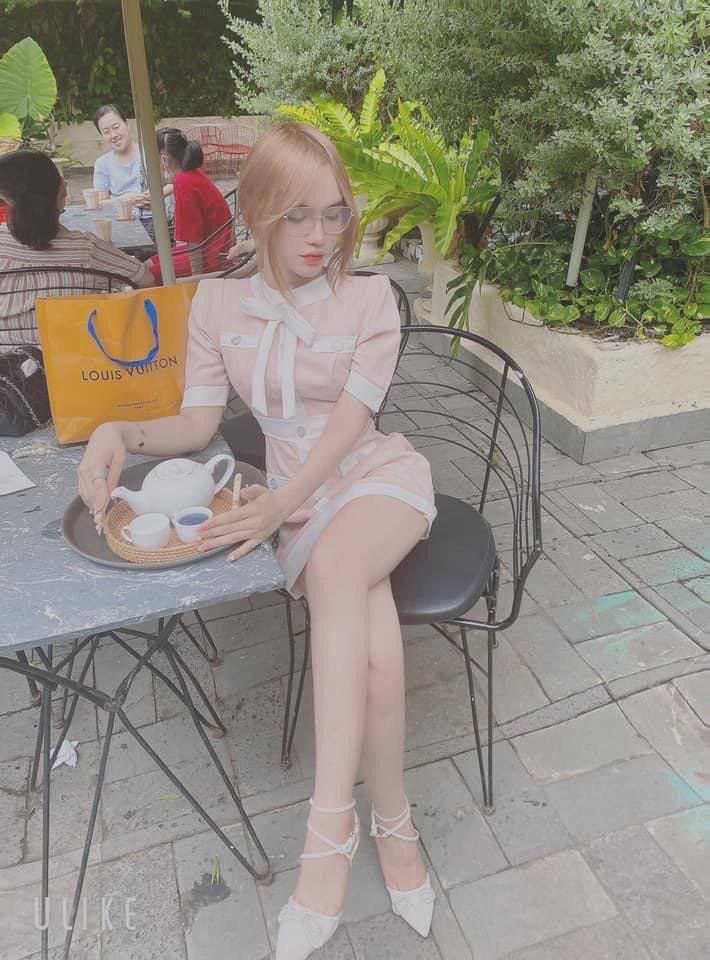 Cô nữ sinh siêu ngoan ngoãn để cậu bé dạy mình, nhẹ nhàng liếm con cặc to, chơi đùa với bộ ngực và sờ mó vào âm hộ của mình, ngoan ngoãn và phát ra những tiếng động bẩn thỉu, đụ âm hộ và hậu môn của mình, đau lắm...