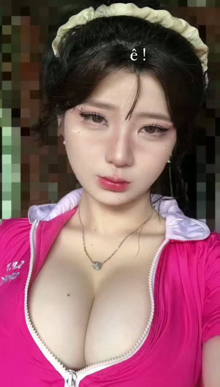 Con đĩ trong đôi tất mỏng màu da đã dùng tay + chân để quan hệ với tôi và phun tinh dịch!