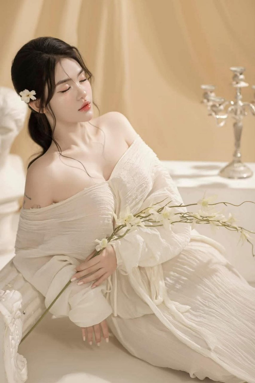 Con dâu vú đẹp ngày nào cũng phải ngửa lồn cho bố địt